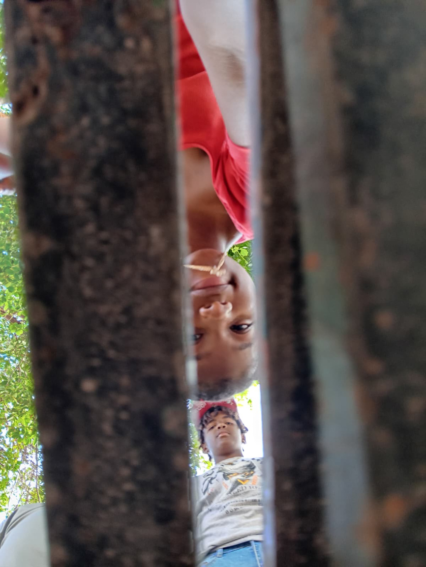 Portret van twee jongeren gezien door een roestig hek — foto gemaakt door een jongere tijdens de workshop