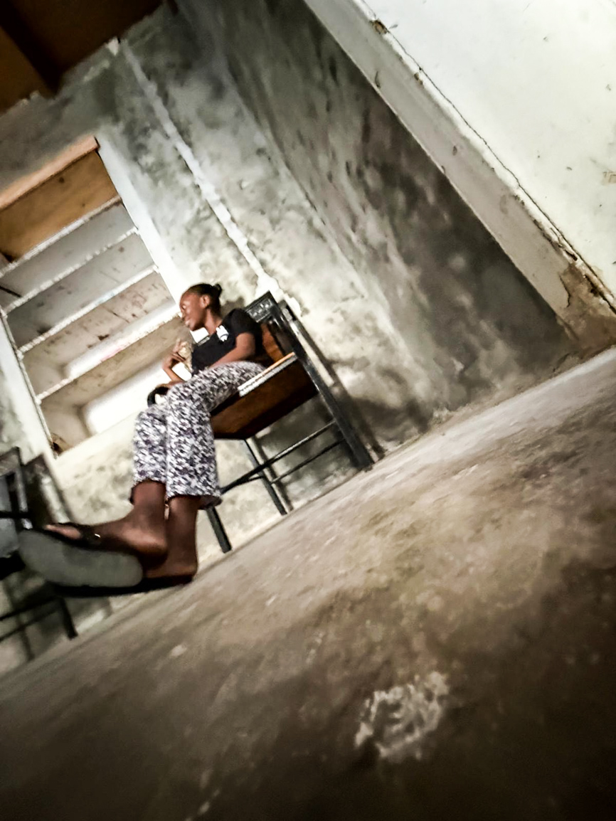 Meisje rustig zittend op een stoel in een oud huis — foto gemaakt door een jongere tijdens de workshop