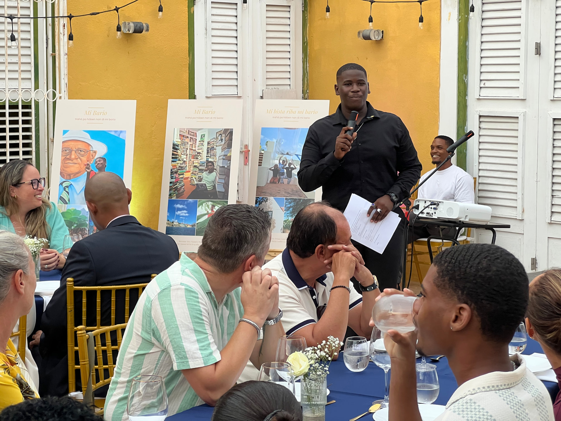 Presentatie tijdens een Living History Curaçao community diner in Otrobanda