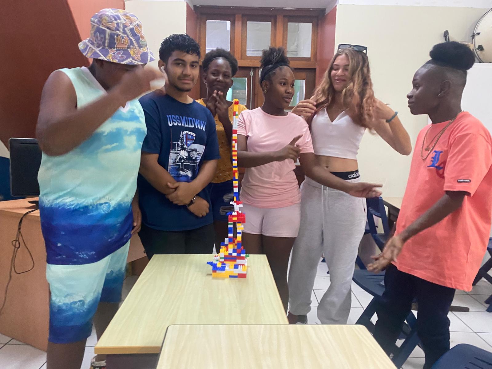 Jongeren bouwen samen een toren tijdens een Future Makers-workshop