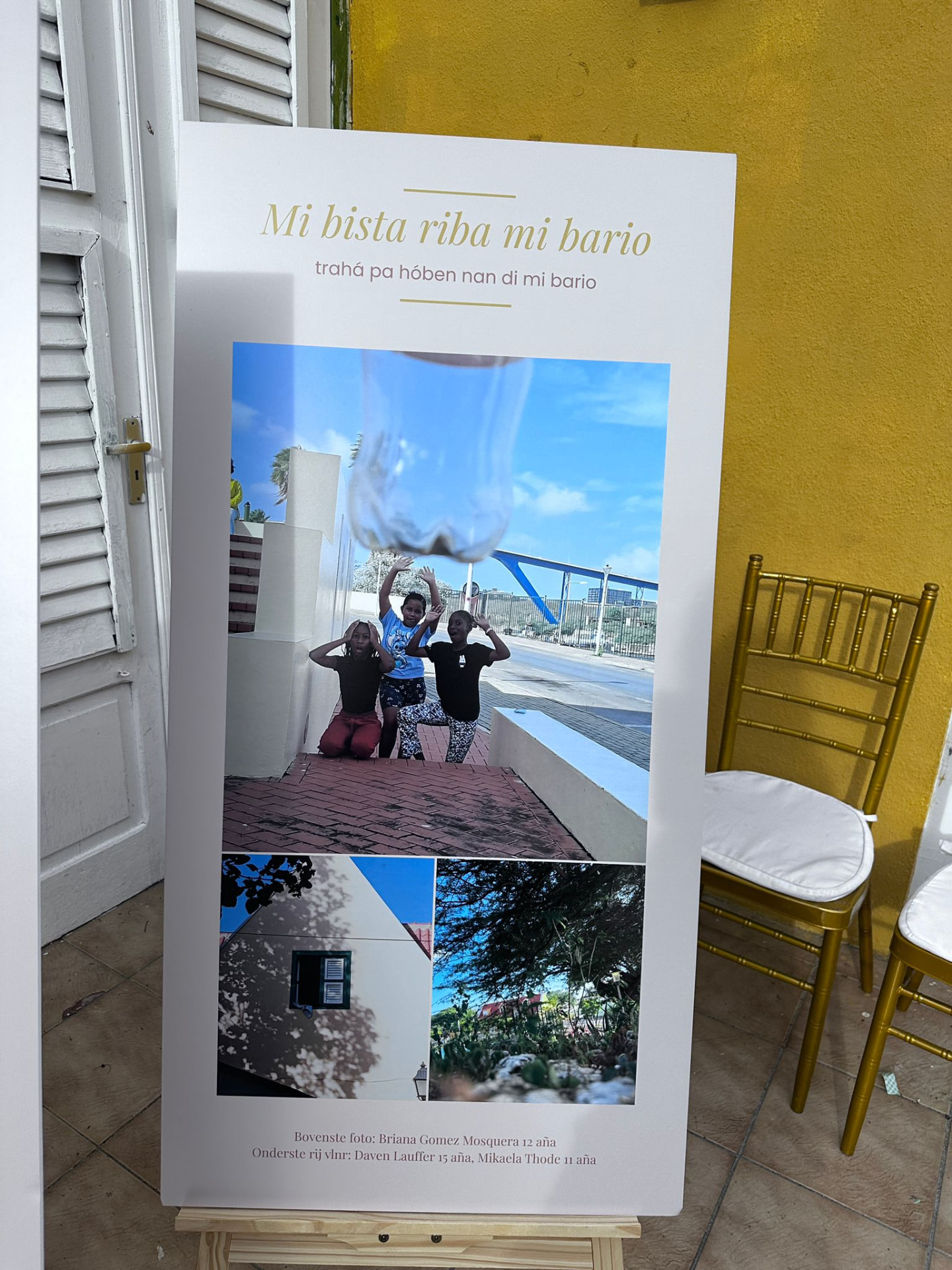 Expositiebord 'Mi bista riba mi bario' met foto's die jongeren zelf maakten in de wijk